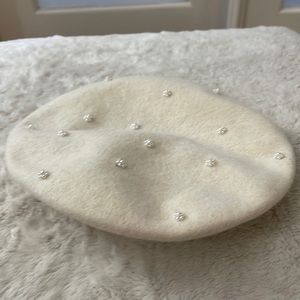 Women’s cream beret
